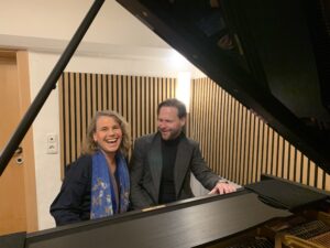 Mehr über den Artikel erfahren Wasserburger Zeitung – „Musik war meine heile Welt“ – Christopher Rakau im Porträt